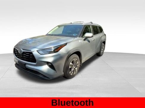 Used 2023 Toyota Highlander XLE AWD/4WD image 3