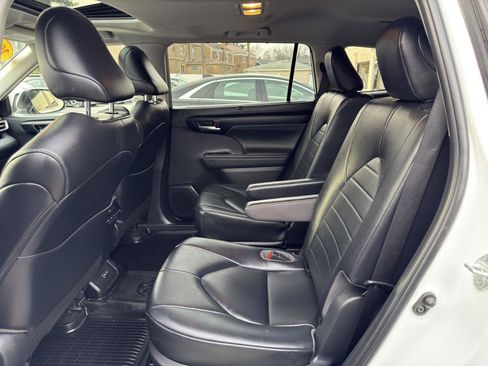 Used 2023 Toyota Highlander XLE FWD image 25