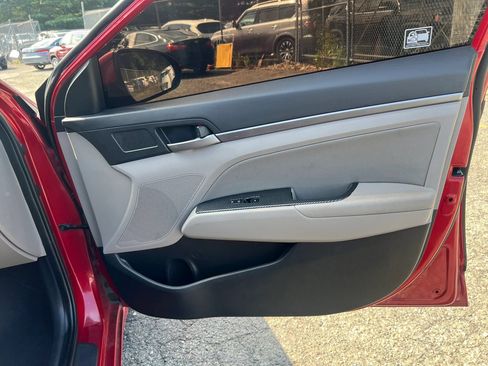 Used 2017 Hyundai Elantra SE FWD image 29