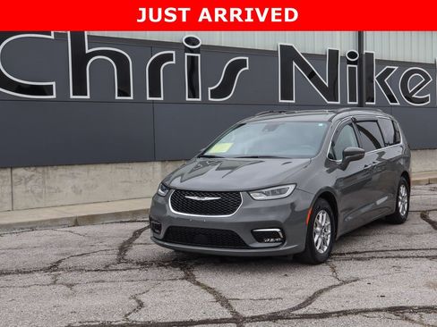 Used 2022 Chrysler Pacifica Touring-L FWD image 1