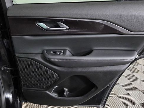 Used 2023 Jeep Grand Cherokee Laredo image 31