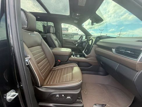 Used 2025 GMC Yukon XL Denali Ultimate w/ LPO, Floor Liner Package AWD/4WD image 25