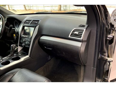 Used 2013 Ford Explorer XLT image 17