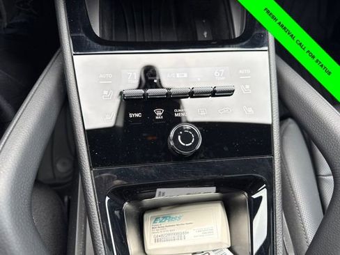 Used 2024 Porsche Cayenne AWD/4WD image 25