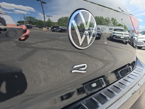 Used 2024 Volkswagen Golf R AWD/4WD image 3