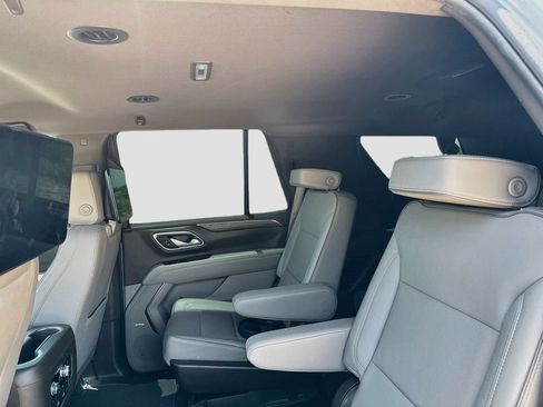Used 2024 GMC Yukon SLT w/ SLT Luxury Package RWD image 24