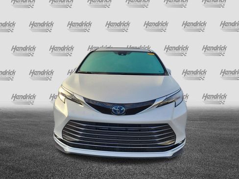 Used 2022 Toyota Sienna Limited image 3