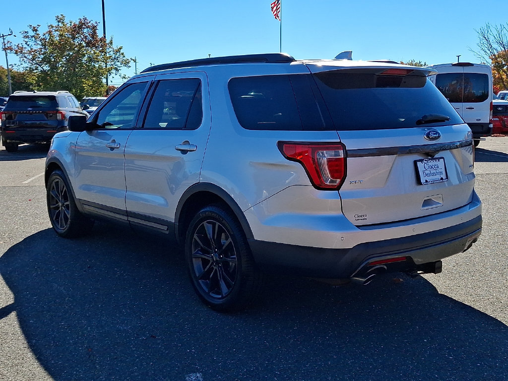Used 2017 Ford Explorer XLT w/ Equipment Group 202A AWD/4WD image 7