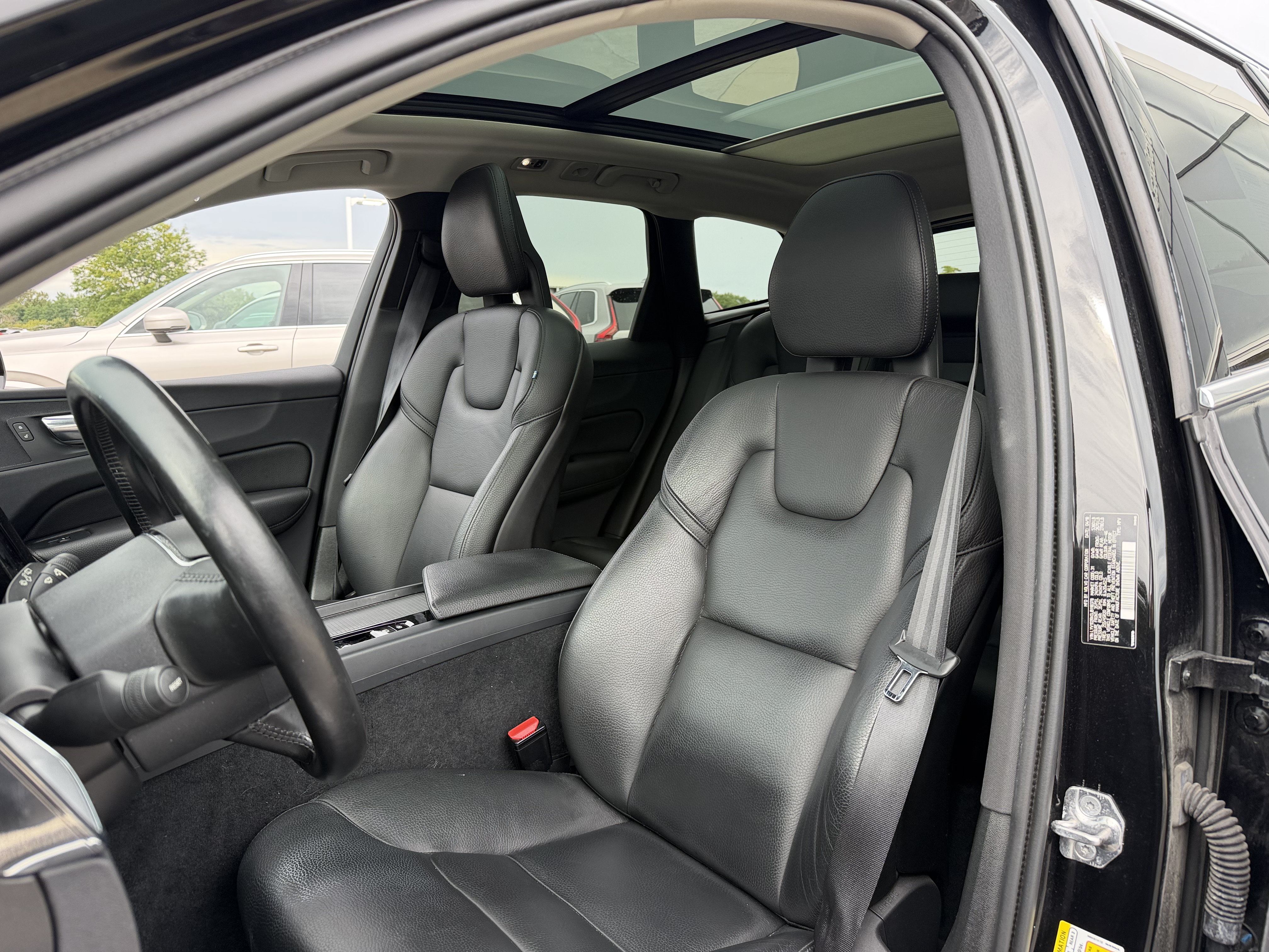 Used 2018 Volvo XC60 T5 Momentum w/ Convenience Package AWD/4WD image 8