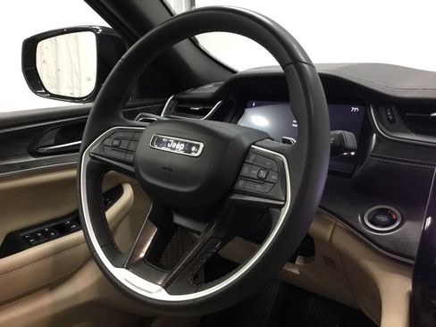 Used 2023 Jeep Grand Cherokee Limited w/ Black Appearance Package AWD/4WD image 40