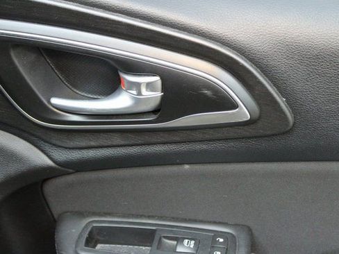 Used 2016 Chrysler 200 Limited FWD image 9