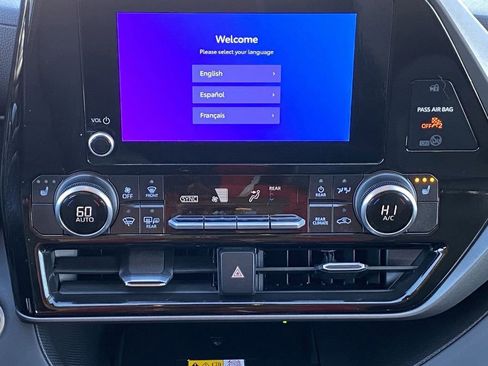 Certified 2025 Toyota Highlander XLE image 30