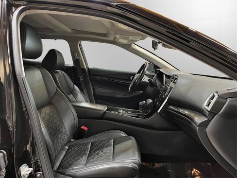 Used 2023 Nissan Maxima Platinum image 14