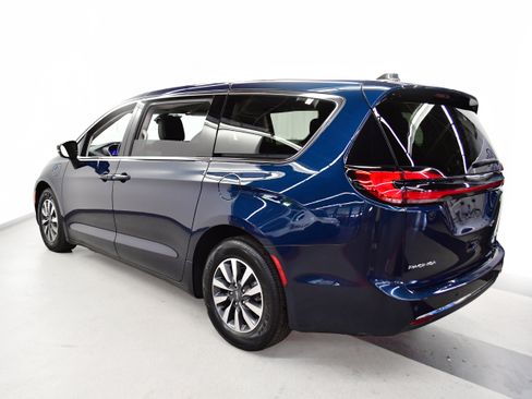 Used 2024 Chrysler Pacifica Limited FWD image 5