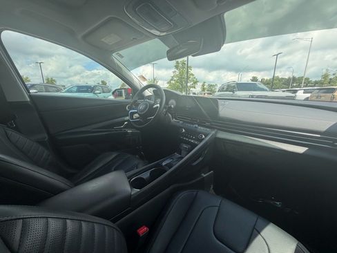 Used 2023 Hyundai Elantra Limited FWD image 9