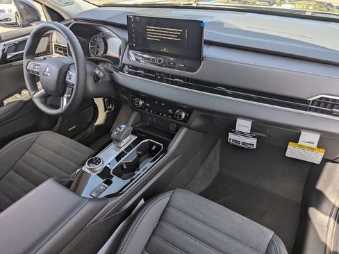 New 2026 Mitsubishi Outlander SE image 8