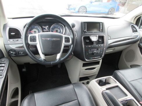 Used 2016 Chrysler Town & Country Touring image 13