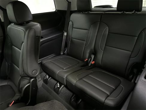 Used 2023 GMC Acadia SLT w/ Preferred Package image 16