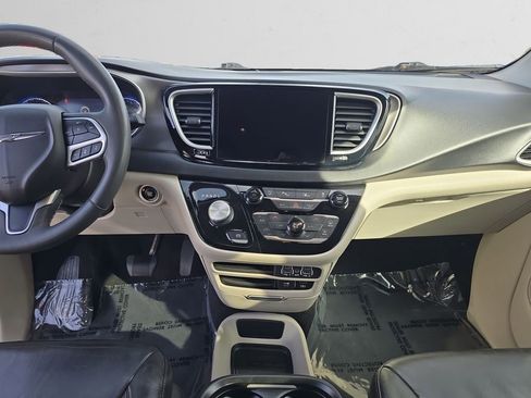 Used 2022 Chrysler Pacifica Touring-L image 12