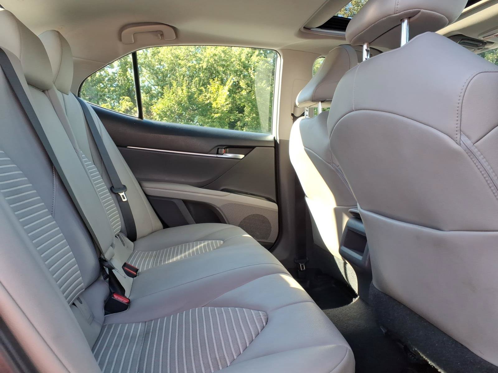 Used 2020 Toyota Camry SE FWD image 9