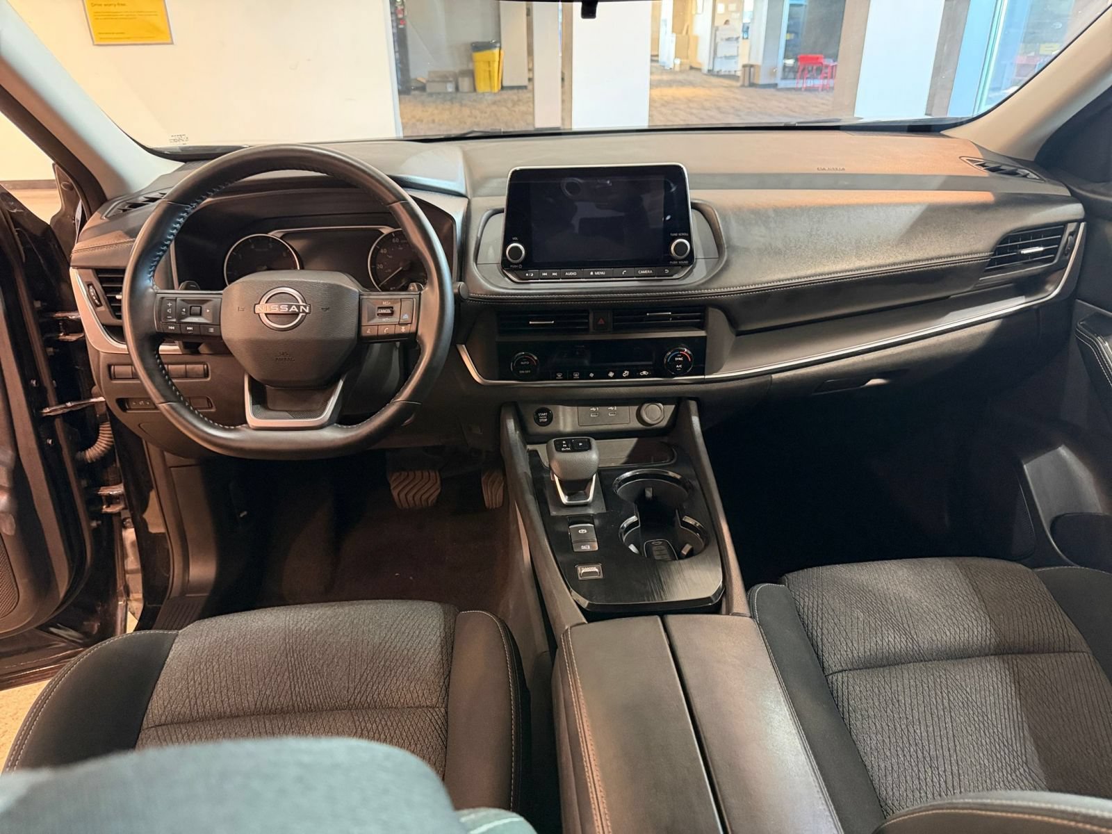 Used 2025 Nissan Rogue SV FWD image 33