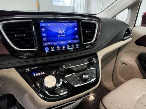 Used 2017 Chrysler Pacifica Limited image 17