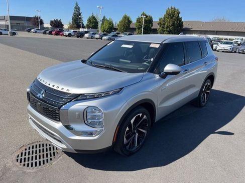 Used 2023 Mitsubishi Outlander SE image 1