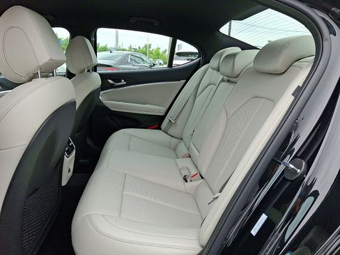 Used 2025 Genesis G70 2.5T image 10