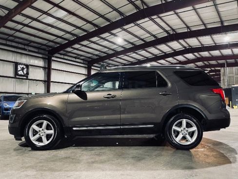 Used 2016 Ford Explorer XLT image 10