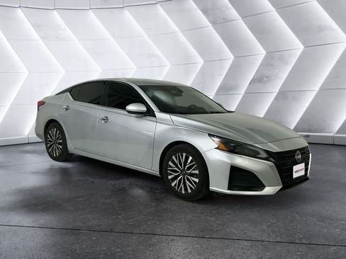 Used 2023 Nissan Altima 2.5 SV FWD image 1