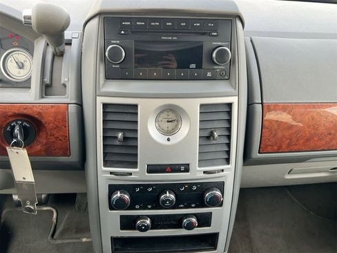 Used 2009 Chrysler Town & Country LX image 24