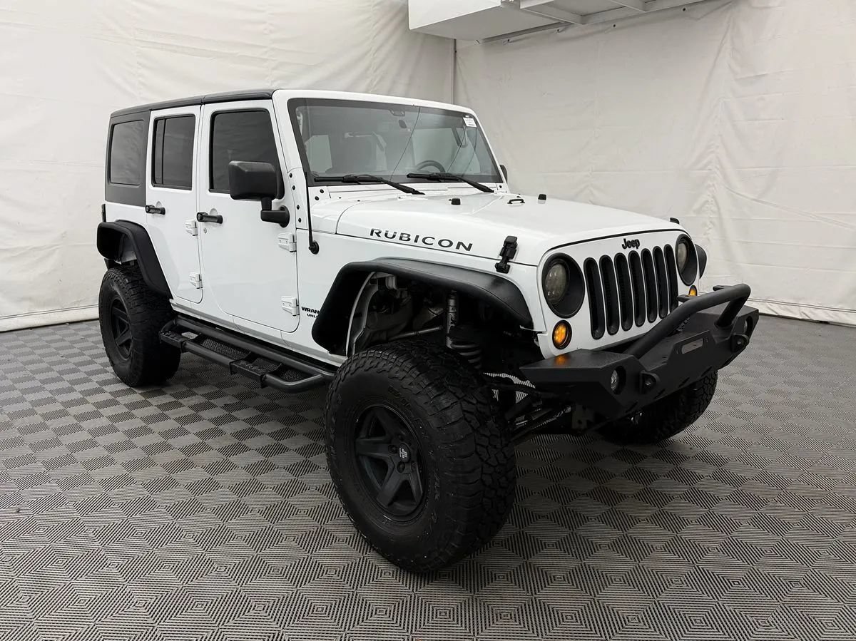 Used 2015 Jeep Wrangler Unlimited Rubicon w/ Connectivity Group AWD/4WD image 4