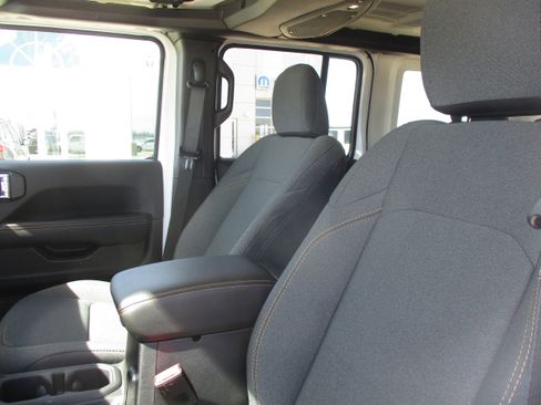Used 2025 Jeep Wrangler Unlimited Sahara AWD/4WD image 33