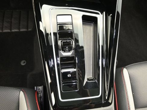 Used 2024 Volkswagen GTI SE FWD image 17