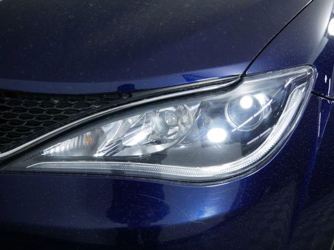 Used 2018 Chrysler Pacifica Touring-L Plus image 14