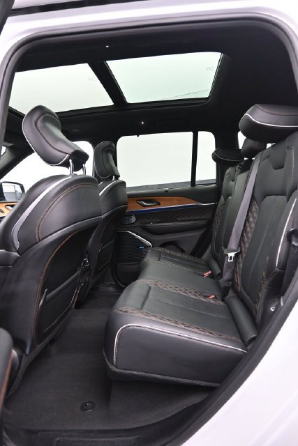 Used 2022 Jeep Grand Cherokee Summit AWD/4WD image 7