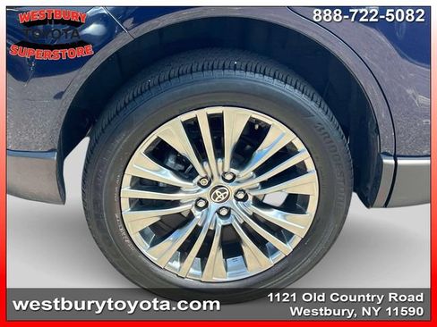 Certified 2024 Toyota Venza XLE AWD/4WD image 12