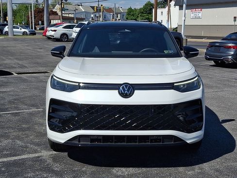Used 2025 Volkswagen Tiguan SE R-Line AWD/4WD image 2