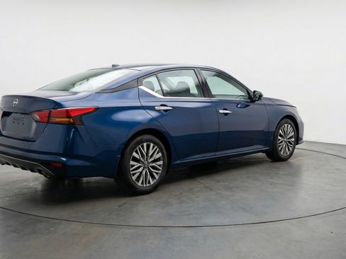 Used 2025 Nissan Altima 2.5 SV FWD image 9
