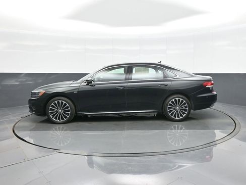 Used 2022 Volkswagen Passat 2.0T image 4