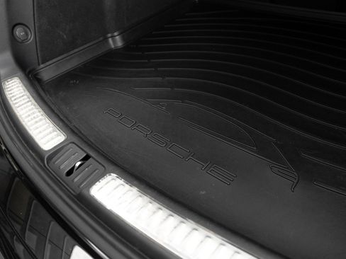 Certified 2025 Porsche Macan AWD/4WD image 27