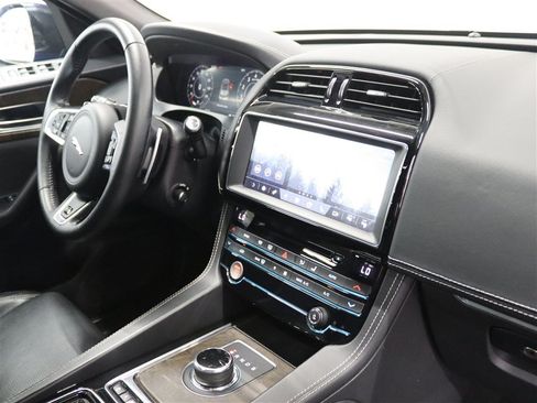 Used 2019 Jaguar F-PACE S AWD/4WD image 30