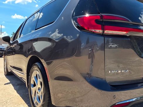 Used 2023 Chrysler Pacifica Limited FWD image 19