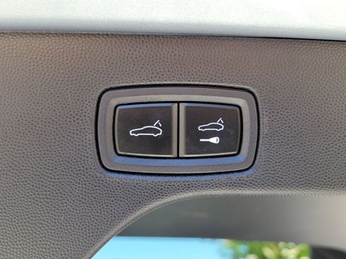 Used 2025 Porsche Macan Electric w/ Premium Package RWD image 33
