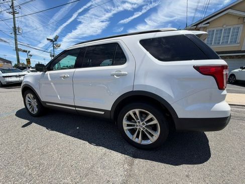 Used 2018 Ford Explorer XLT w/ Equipment Group 202A AWD/4WD image 3