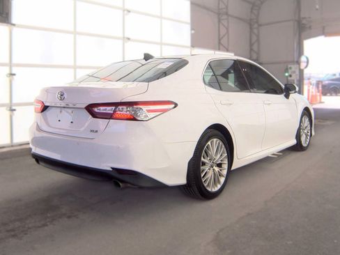 Used 2018 Toyota Camry XLE FWD image 4