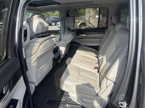Used 2022 Jeep Grand Wagoneer Series II w/ Premium Group II AWD/4WD image 17