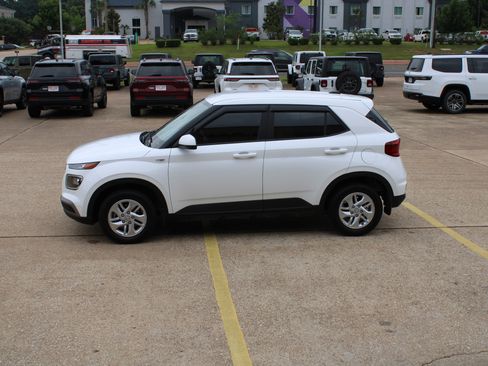 Used 2025 Hyundai Venue SE FWD image 9