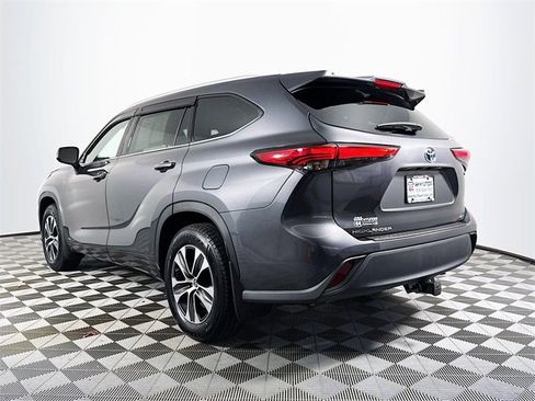 Used 2022 Toyota Highlander XLE image 6