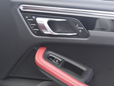 Certified 2024 Porsche Macan S AWD/4WD image 21